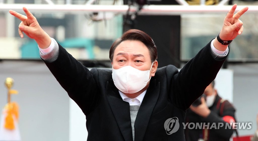 Yoon Suk-yeol, the presidential candidate of the main opposition People Power Party, gestures to his supporters during a campaign rally in Seoul on March 1, 2022. (Pool photo) (Yonhap)