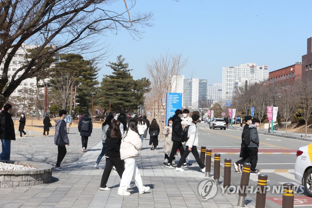 This photo taken on March 2, 2022, shows students walking on the campus of Chungbuk National University in Cheongju, 137 kilometers south of Seoul. (Yonhap) 