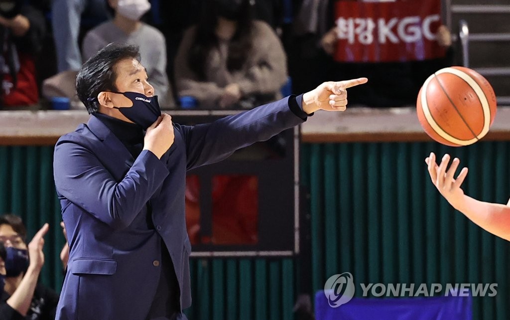 작전 지시하는 김승기 감독