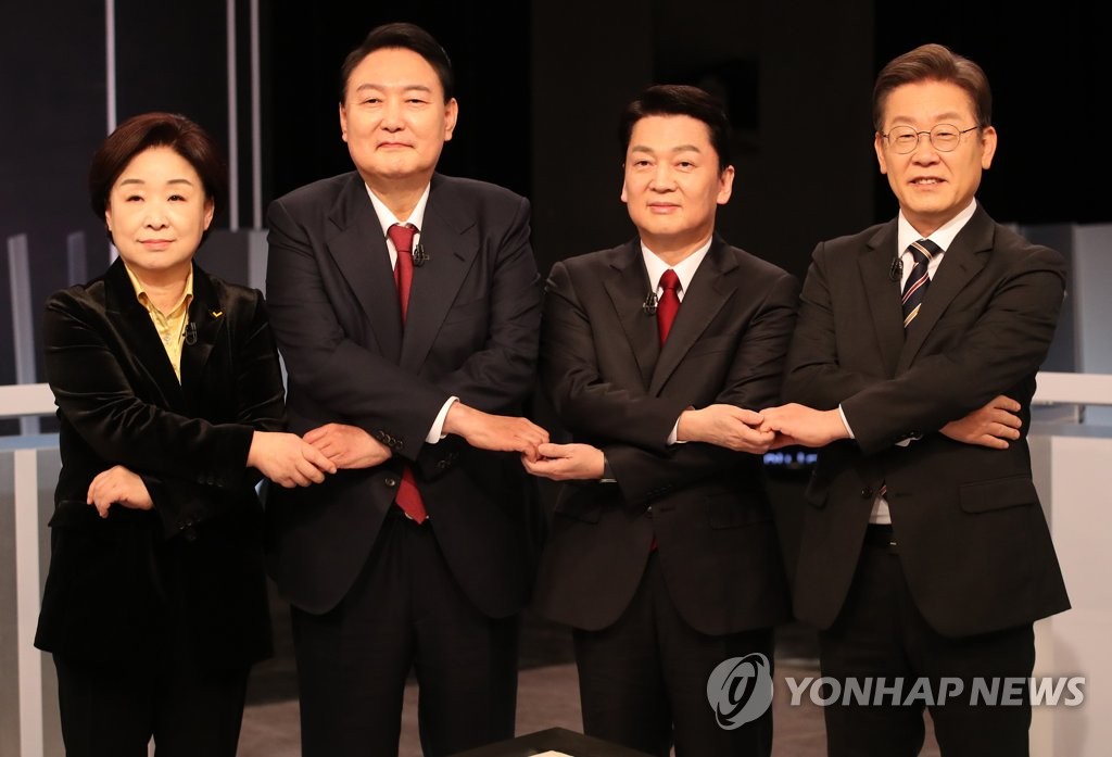 Presidential candidates pose for a photo before a TV debate at KBS in Seoul on March 2, 2022. From left are Sim Sang-jeung of the Justice Party, Yoon Suk-yeol of the main opposition People Power Party, Ahn Cheol-soo of the People's Party and Lee Jae-myung of the ruling Democratic Party. (Pool photo) (Yonhap)