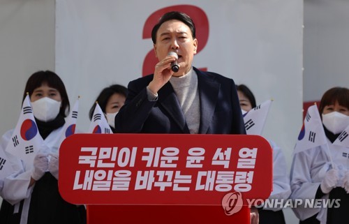 Après le changement de pouvoir, Yoon fait face à la tâche ardue de coopérer avec le bloc libéral