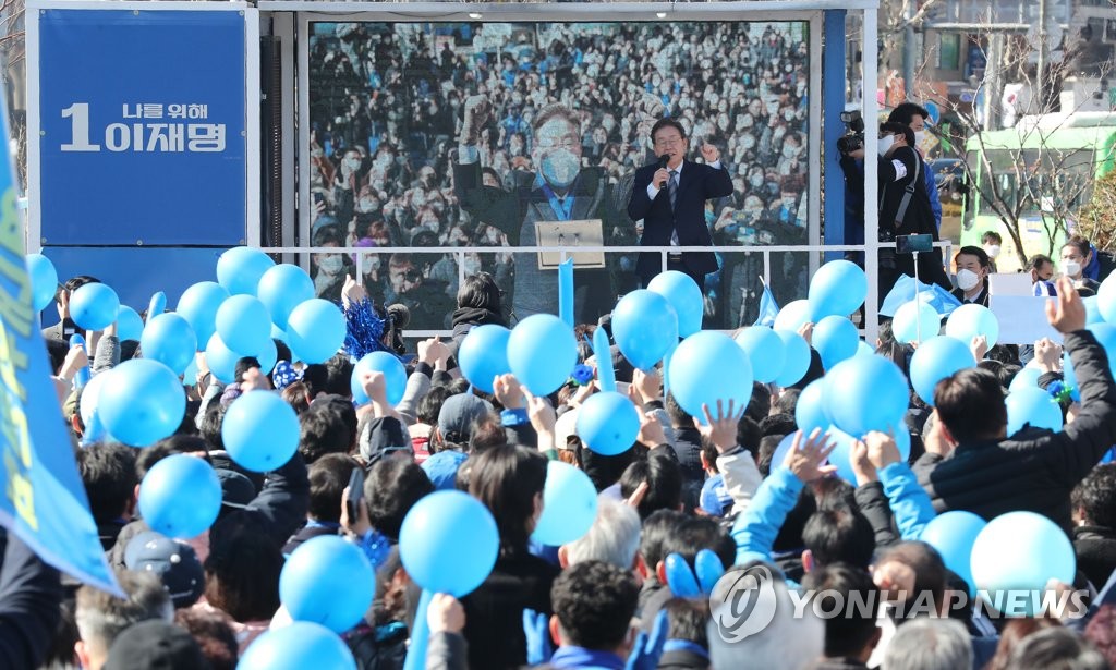 Lee Jae-myung, le candidat du Parti démocrate, en campagne. 