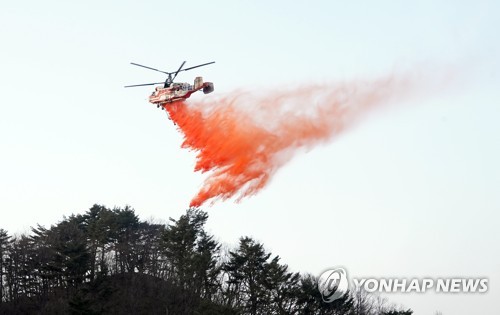 [동해안 산불] 헬기 82대 투입…풍향 바뀌기 전 화두 제압(종합)