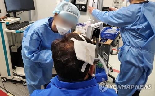 頭殴られ負傷の与党代表　「きょう退院して最後の遊説に加わる」＝韓国