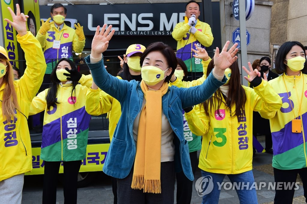 Sim Sang-jeung, the presidential candidate of the minor progressive Justice Party, dances during a campaign rally in Seoul on March 8, 2022. (Pool photo) (Yonhap)