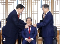 文大統領が尹錫悦氏に電話で祝意　韓国大統領選