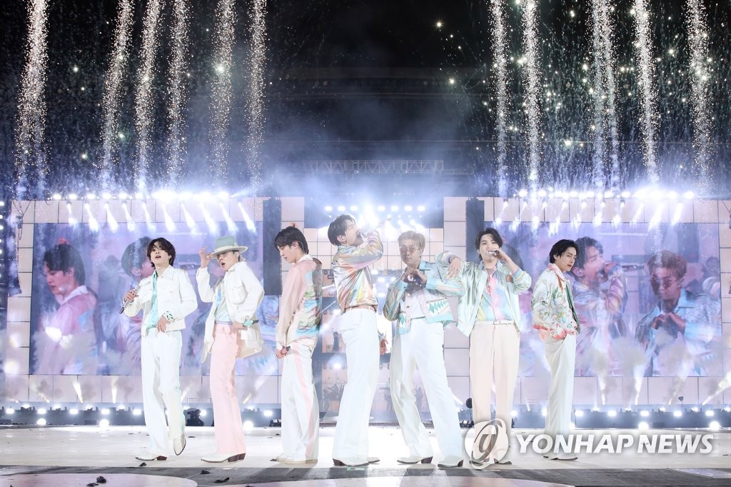 This photo provided by Big Hit Entertainment shows K-pop group BTS performing at a live in-person concert at Jamsil Olympic Park in southern Seoul on March 10, 2022. (PHOTO NOT FOR SALE) (Yonhap)