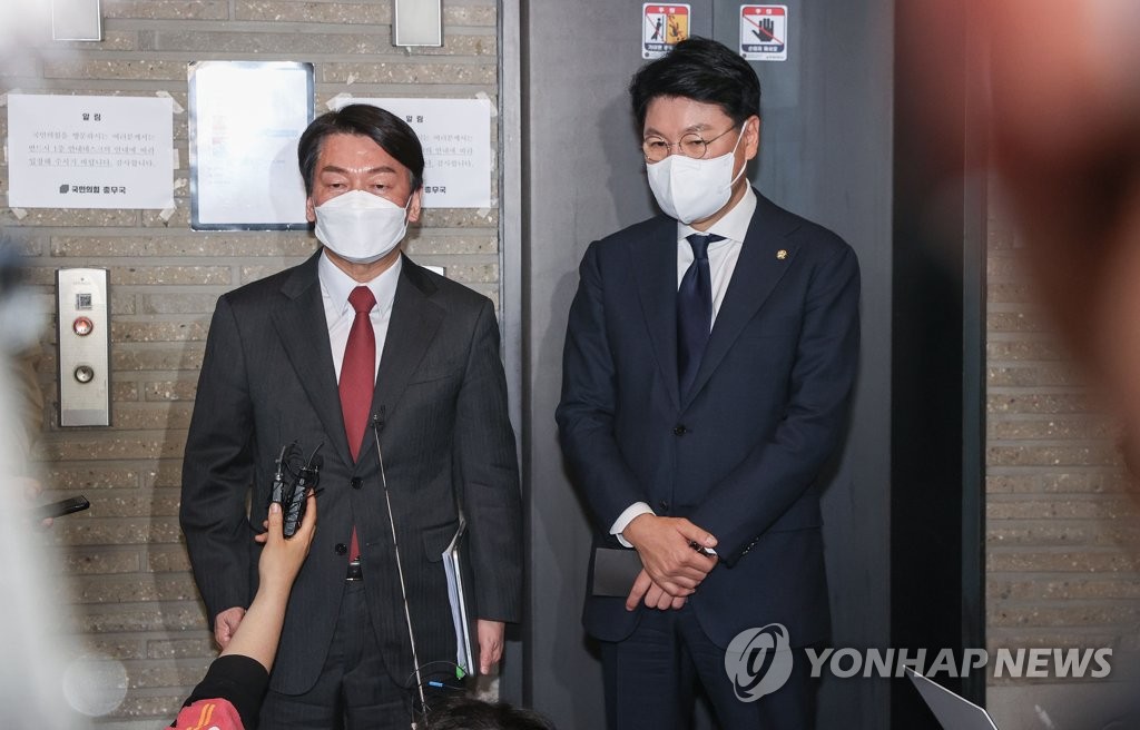 Ahn Cheol-soo (L), head of the minor opposition People's Party, and Rep. Chang Je-won, chief secretary to President-elect Yoon Suk-yeol, stand in front of reporters right after a Yoon-Ahn meeting over the creation of their joint government at the main opposition People Power Party's headquarters in Seoul on March 11, 2022. Ahn dropped out of the presidential election and backed Yoon as a unified candidate. (Pool photo) (Yonhap)