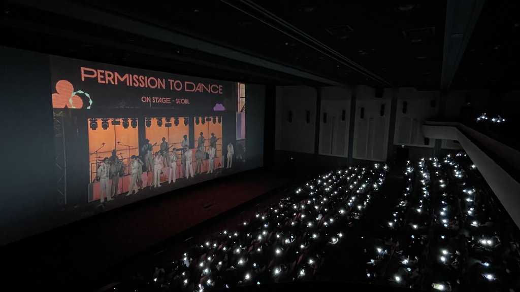 １２日にソウル市内の映画館で行われたライブビューイングの様子（ＨＹＢＥ提供）＝（聯合ニュース）≪転載・転用禁止≫