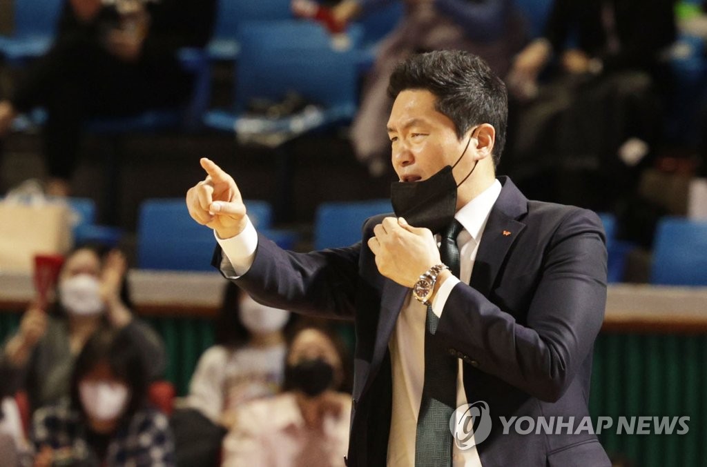 Treinador Jeon Hee-cheol dá instruções à Samsung no dia 13