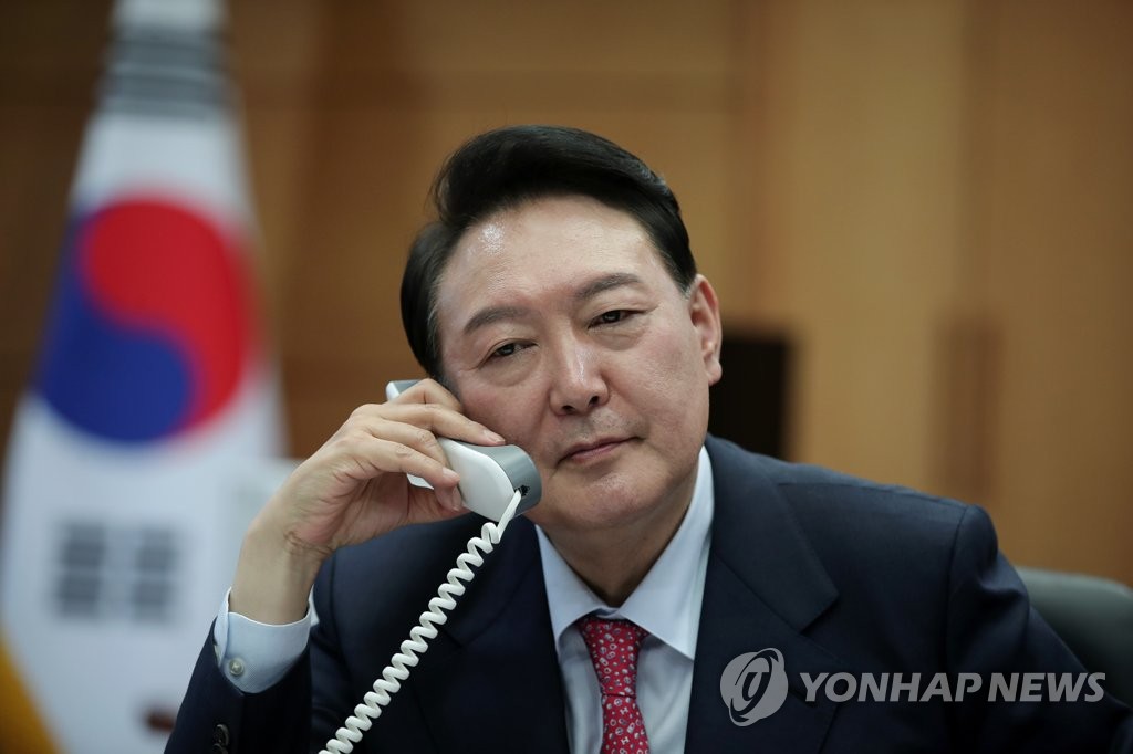 President-elect Yoon Suk-yeol speaks with Australian Prime Minister Scott Morrison on the phone from his office in central Seoul on March 16, 2022, in this photo provided by the main opposition People Power Party. (PHOTO NOT FOR SALE) (Yonhap) 