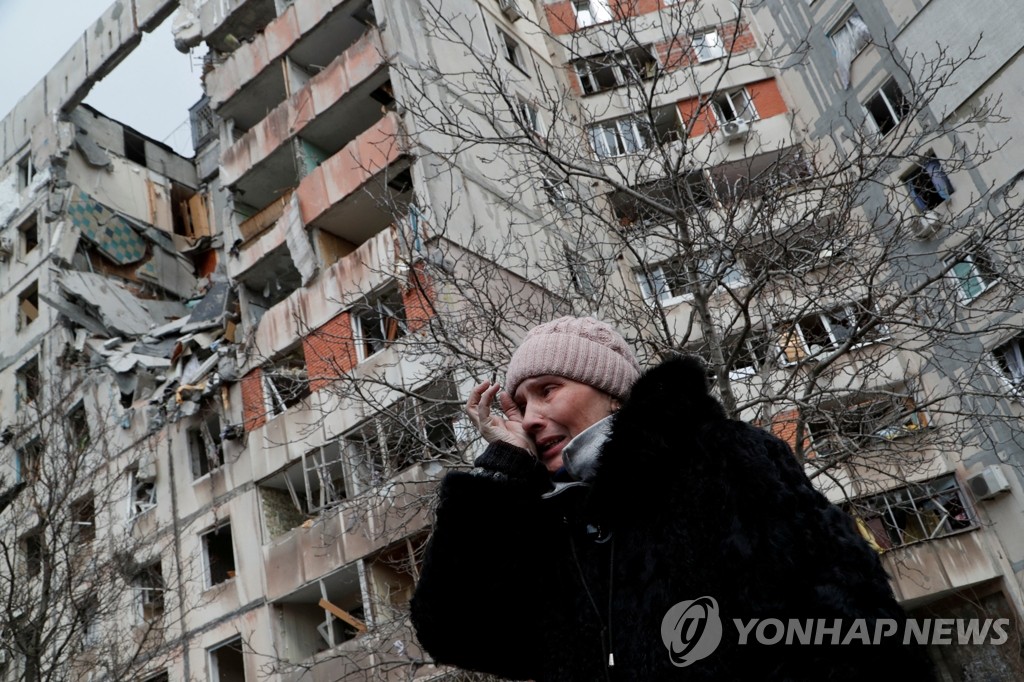'러군 포격' 아파트 앞에서 눈물 훔치는 우크라 여성