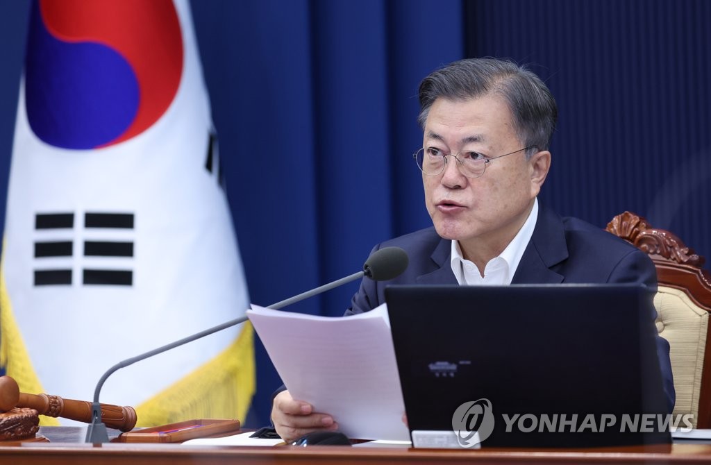 문대통령, 박근혜 전 대통령에 축하난…&quot;건강하십시오&quot;