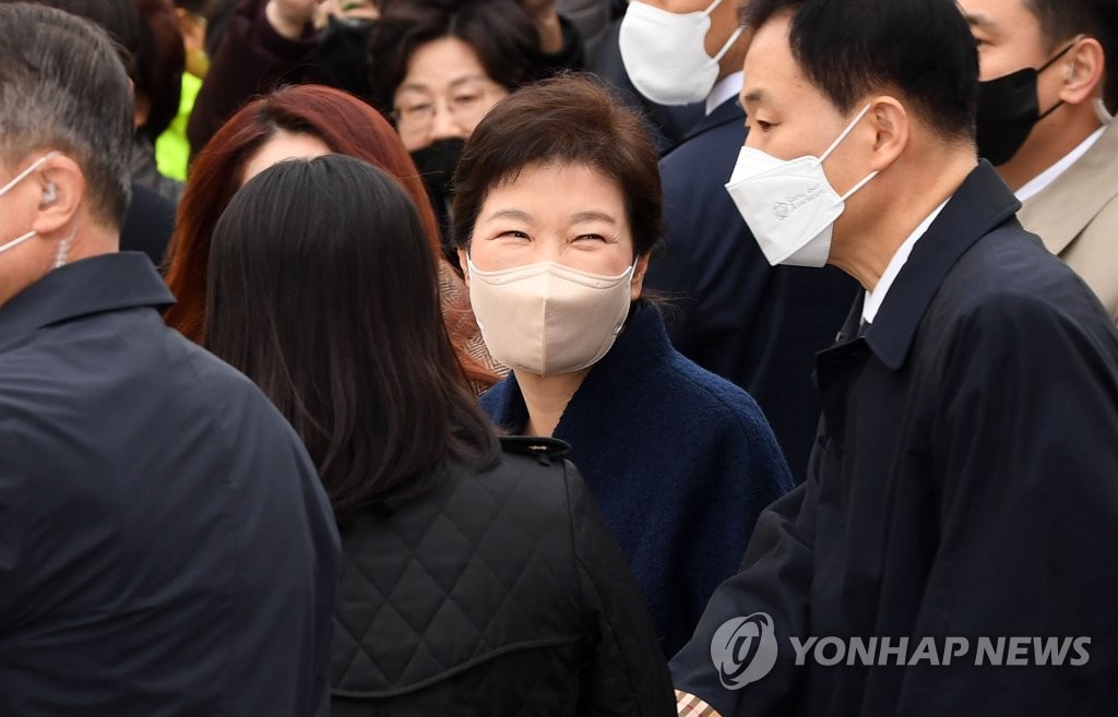 Former President Park Geun-hye (C) leaves Samsung Medical Center in Seoul on March 24, 2022. (Pool photo) (Yonhap)