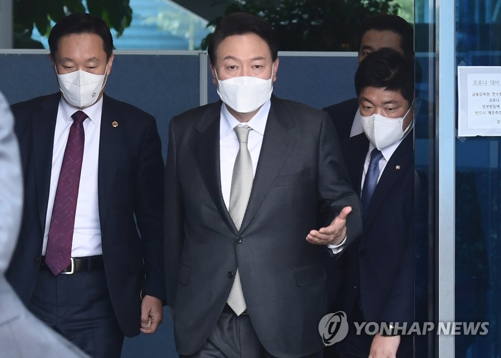 Le président élu Yoon Suk-yeol quitte son bureau à Jongno pour déjeuner le vendredi 25 mars 2022. 