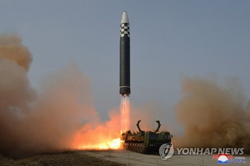 북한. 동해상으로 탄도미사일 발사…새 정부 출범후 첫 무력시위(종합)