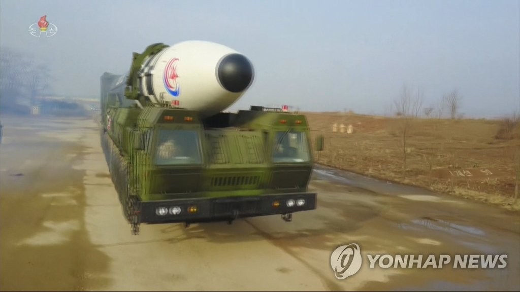 북한, '신형ICBM 화성-17형' 시험발사 영상 공개