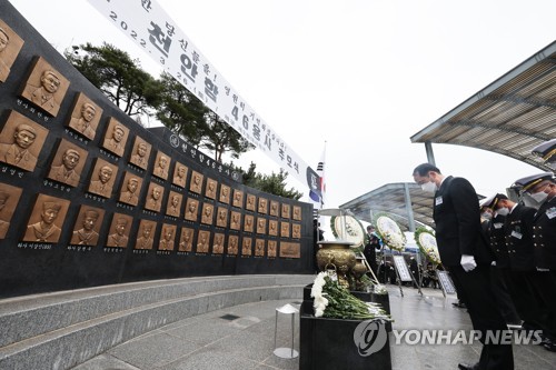 지난해 제12주기 천안함 46용사 추모식에서 묵념하는 최 원일 전 함장과 장병들