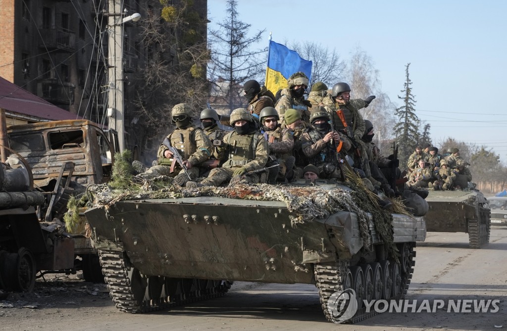 Forças ucranianas entram na aldeia de onde os russos foram expulsos