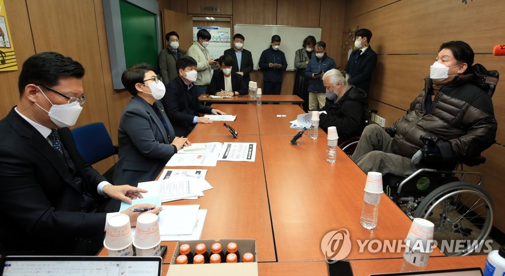 지난 3월 29일 임이자 대통령직 인수위원회 사회문화복지분과 간사와 김도식 인수위원이 경복궁역 서울교통공사 경복궁영업사업소 회의실에서 장애인차별철폐연대 회원들과 면담을 하고 있다. [연합뉴스 자료사진]