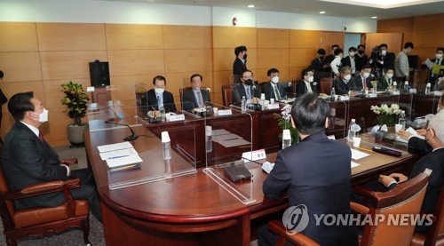 Yoon attends presidential transition committee's meeting