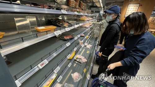 '코로나 순환봉쇄' 상하이 슈퍼에서 텅 빈 고기 코너