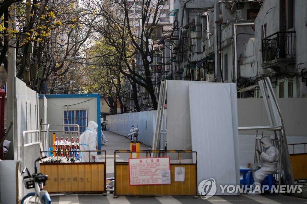 코로나 봉쇄 지역 출입 통제하는 中 상하이 방역요원들