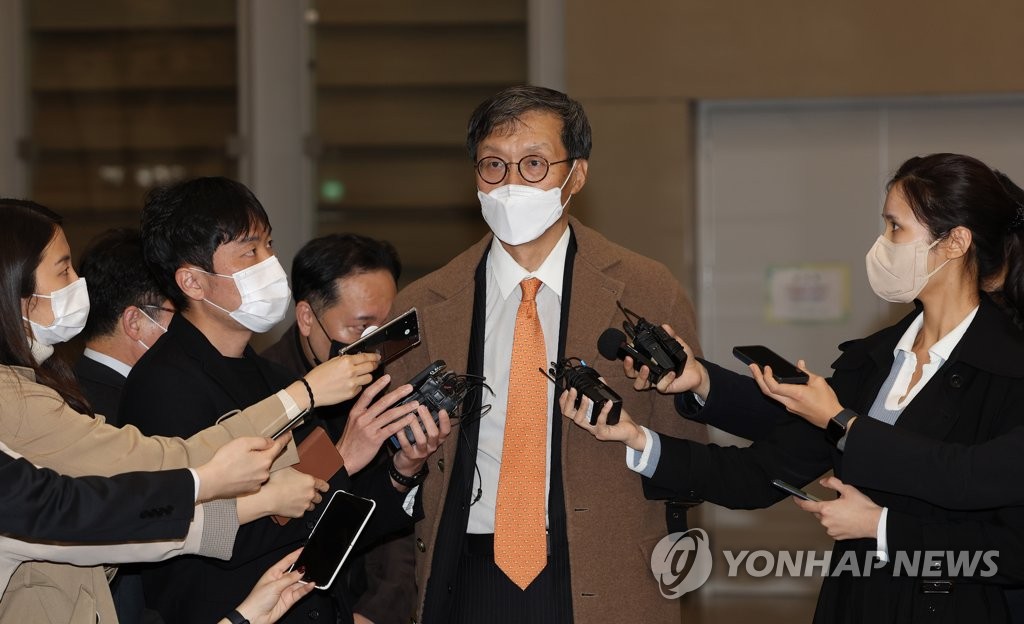Rhee Chang-yong, the nominee for the governor of the Bank of Korea, speaks to reporters after arriving at Incheon International Airport, west of Seoul, on March 30, 2022. He was nominated as the new chief of the central bank last week while serving as director of the Asia and Pacific department at the Washington-based International Monetary Fund. (Yonhap)