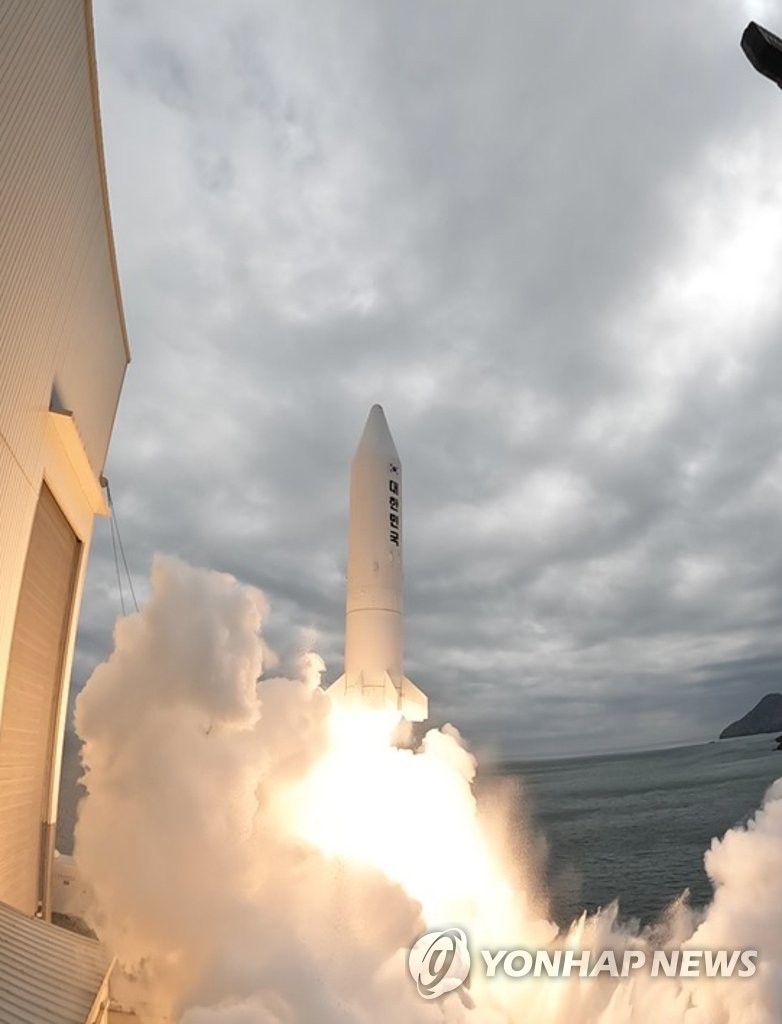 Cette photo fournie par le ministère de la Défense le mercredi 30 mars 2022 montre un test de fusée spatiale à combustion solide se déroulant sur un site d'essai de l'Agence pour le développement de la défense (ADD) à Taean, à 150 kilomètres au sud-ouest de Séoul. (Revente et archivage interdits)