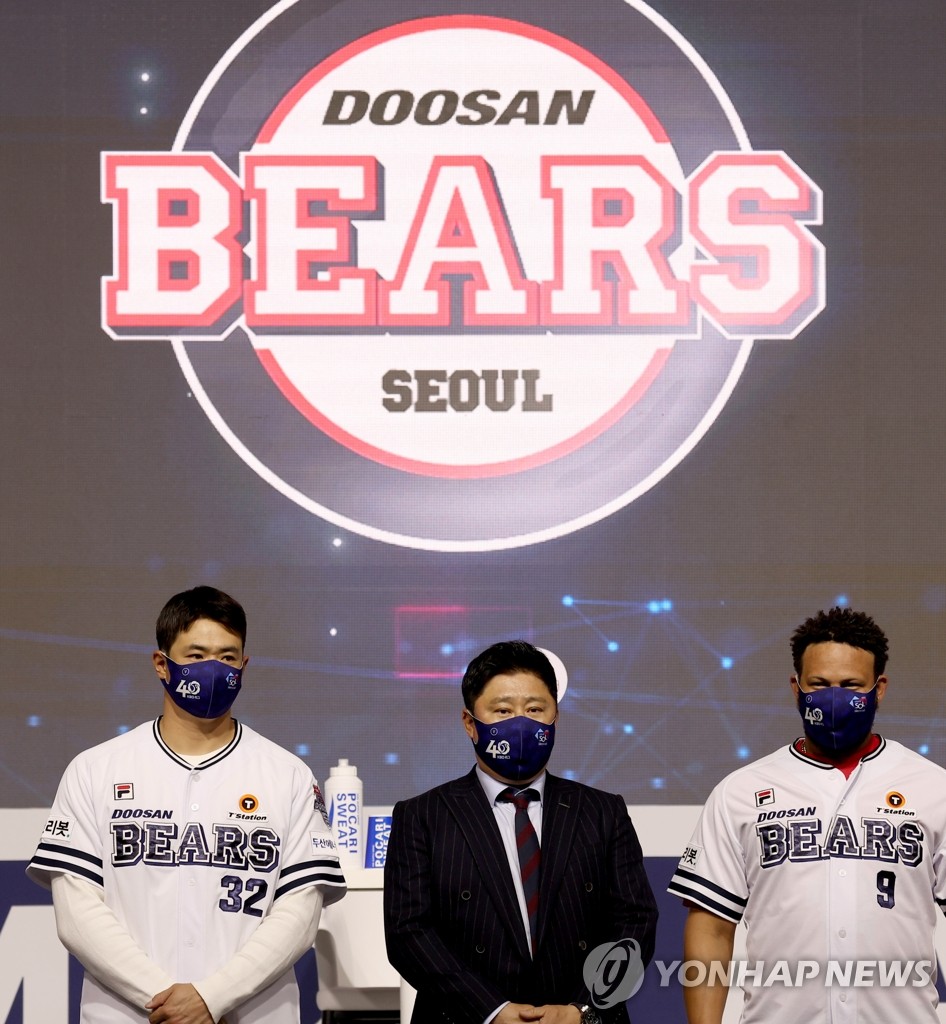 From left: Doosan Bears' outfielder Kim Jae-hwan, manager Kim Tae-hyoung and designated hitter Jose Miguel Fernandez pose for a group photo during the Korea Baseball Organization media day at Grand Hyatt Seoul in Seoul on March 31, 2022. (Yonhap)