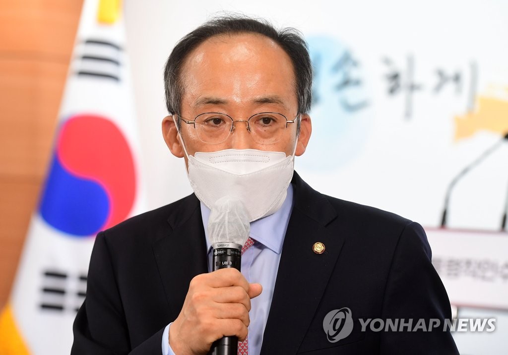 Rep. Choo Kyung-ho speaks to reporters at the transition team's office in Seoul on March 31, 2022. (Pool photo) (Yonhap)