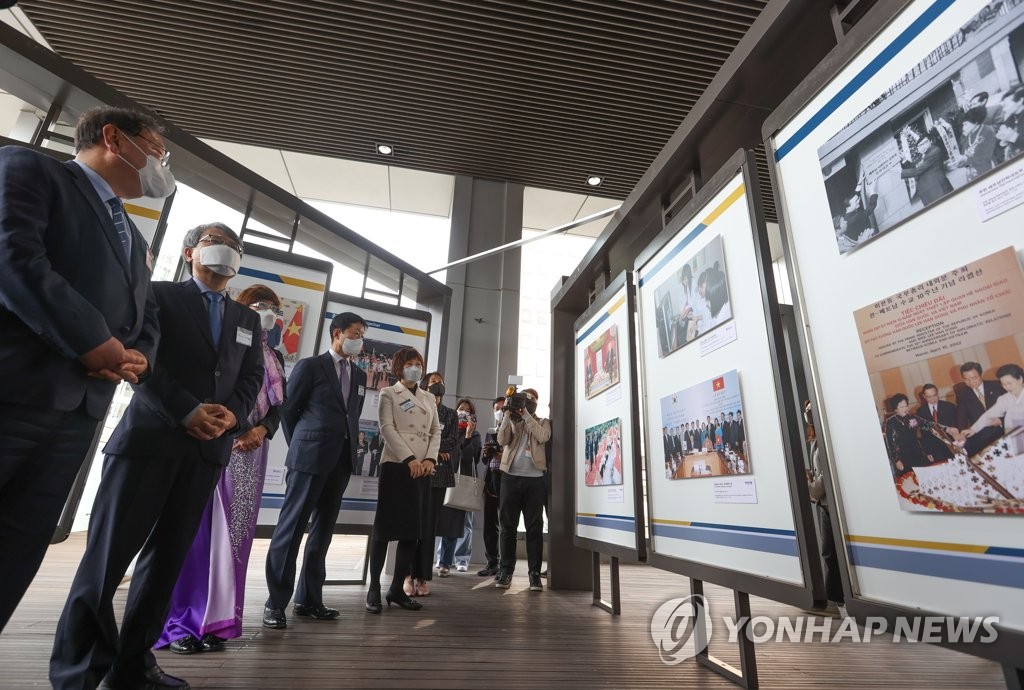Photo exhibit kicks off to mark 30th year of diplomatic ties between S. Korea, Vietnam