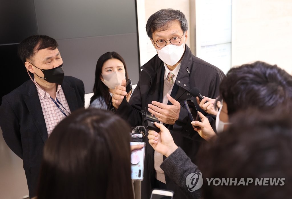 Rhee Chang-yong, the nominee for the governor of the Bank of Korea (BOK), answers questions from reporters on April 1, 2022, as he prepares for a parliamentary confirmation hearing. (Pool photo) (Yonhap)