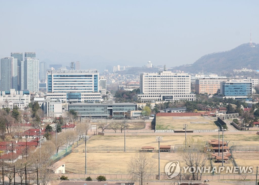 3일 촬영한 서울 용산구 국방부 청사(오른쪽)와 합동참모본부 건물(왼쪽), 인근 부지의 모습.[연합뉴스 자료사진]