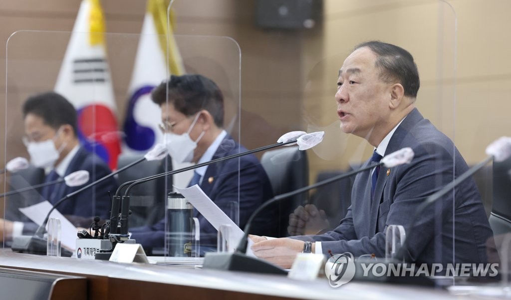 Finance Minister Hong Nam-ki (R) speaks at an anti-inflation government meeting in Sejong on April 5, 2022. (Yonhap)