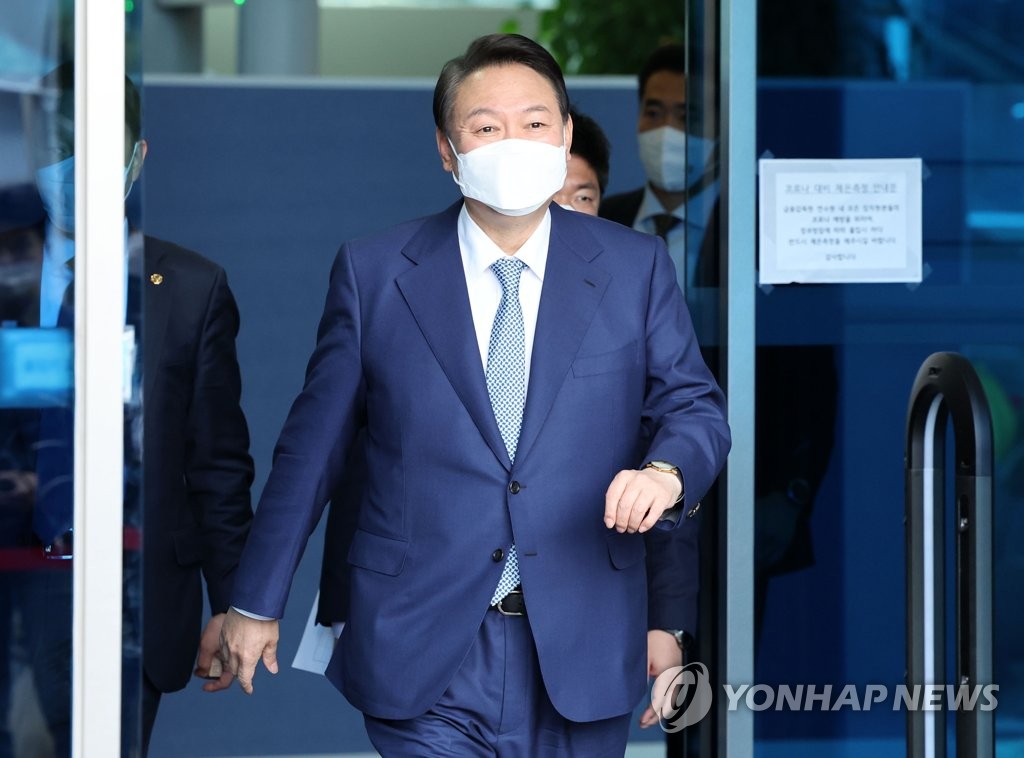 President-elect Yoon Suk-yeol leaves the transition team's office in Seoul on April 6, 2022. (Pool photo) (Yonhap)