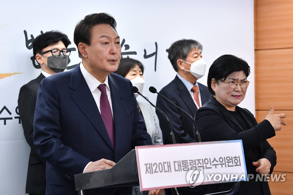 President-elect Yoon Suk-yeol announces his nominations for eight Cabinet members and his chief of staff at the transition team's headquarters in Seoul on April 13, 2022. (Pool photo) (Yonhap)