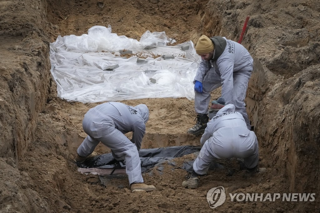 '러 학살' 우크라 부차 민간인 시신 발굴 현장