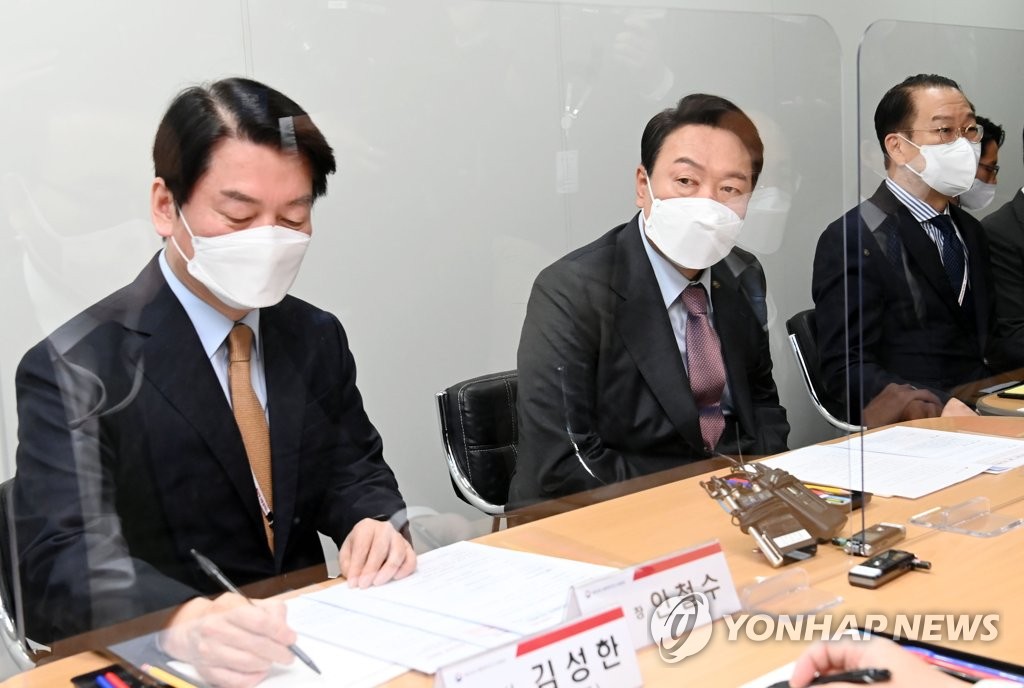 President-elect Yoon Suk-yeol (2nd from L) speaks during a meeting with leaders of his transition team at its headquarters in Seoul on April 15, 2022. Transition team chief Ahn Cheol-soo is seated on the left. (Pool photo) (Yonhap)