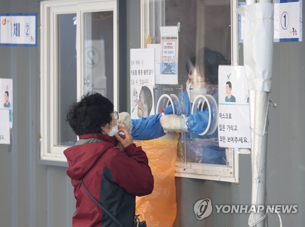 A citizen receives a COVID-19 test at a temporary testing center in front of Seoul Station on April 15, 2022. (Yonhap)