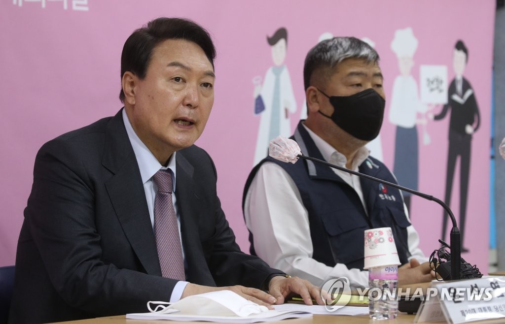 Le président élu, Yoon Suk-yeol, s'est rendu au siège de la Fédération des syndicats coréens (FKTU) à Yeouido de Séoul, le vendredi 15 avril 2022.