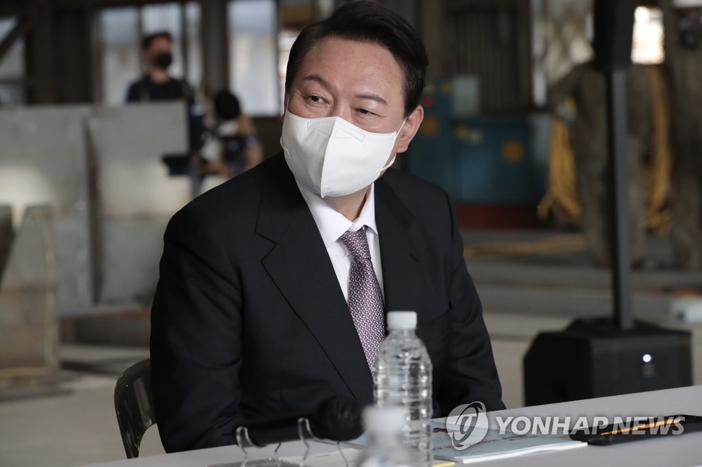 President-elect Yoon Suk-yeol attends a meeting with business people at an industrial complex in Yeongam, South Jeolla Province, on April 20, 2022, in this photo provided by his office. (PHOTO NOT FOR SALE) (Yonhap)