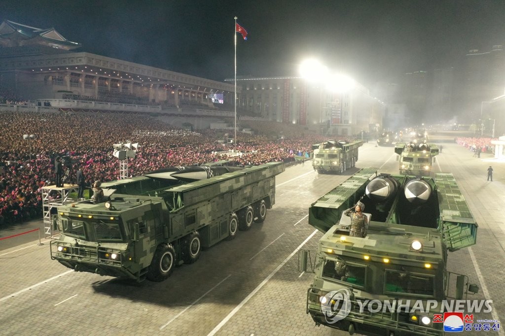 La foto, publicada, el 26 de abril de 2022, por la Agencia Central de Noticias de Corea del Norte, muestra un desfile militar llevándose a cabo en la capital norcoreana, Pyongyang. (Uso exclusivo dentro de Corea del Sur. Prohibida su distribución parcial o total)