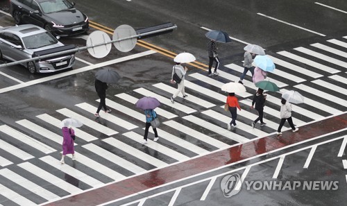 우산 쓴 시민들이 횡단보도를 건너고 있다. [연합뉴스 자료사진]