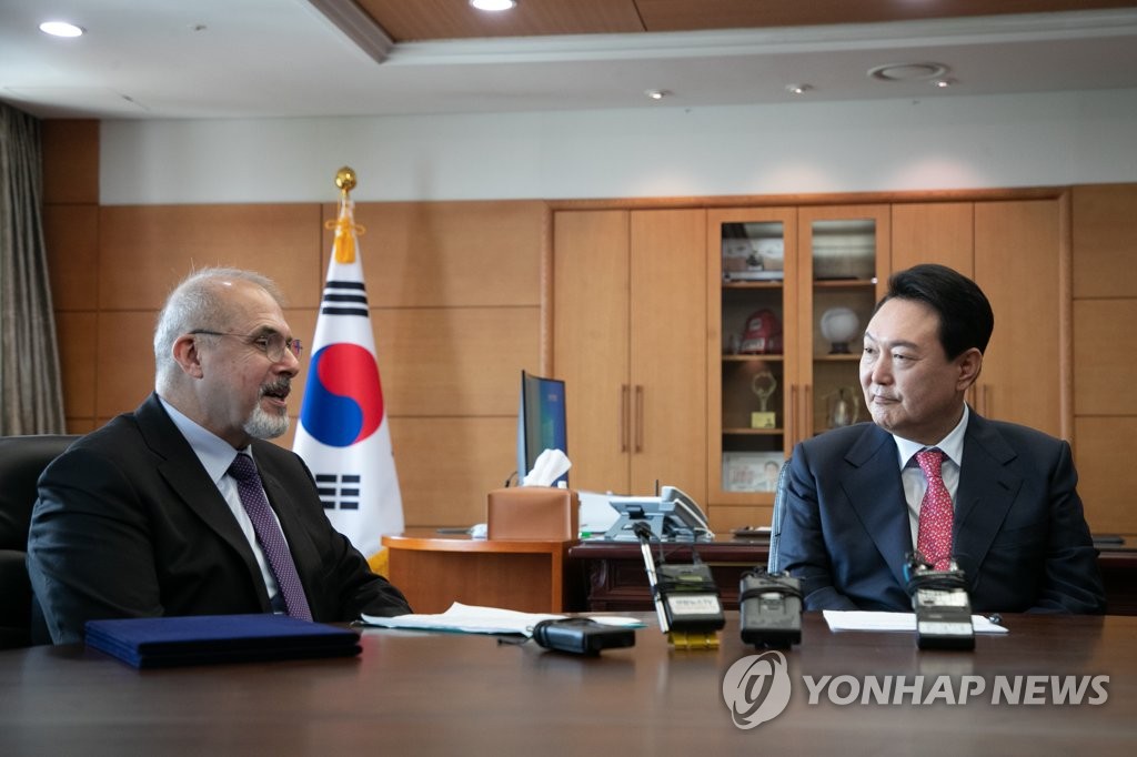 El presidente electo surcoreano, Yoon Suk-yeol (dcha.), habla con el embajador francés ante Seúl, Philippe Lefort, el 27 de abril de 2022, en su oficina en Seúl. (Foto del cuerpo de prensa. Prohibida su reventa y archivo)