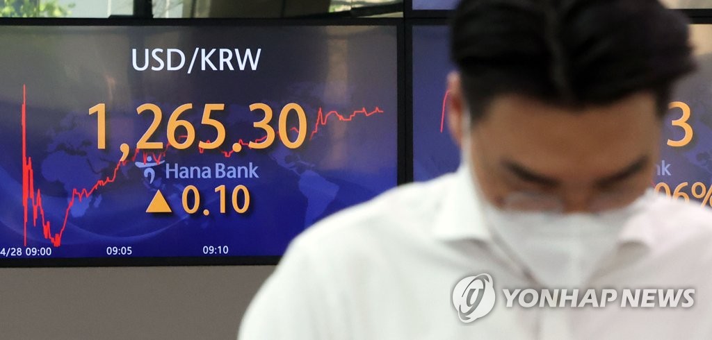 This photo, taken April 28, 2022, shows the won-dollar exchange rate on a screen at a Hana Bank dealing room in central Seoul. (Yonhap)