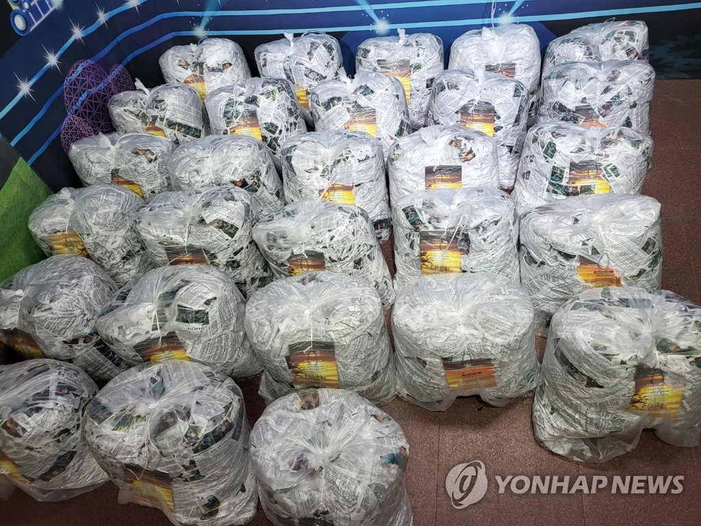 탈북민단체, 윤석열 당선인 사진 담긴 대북전단 살포