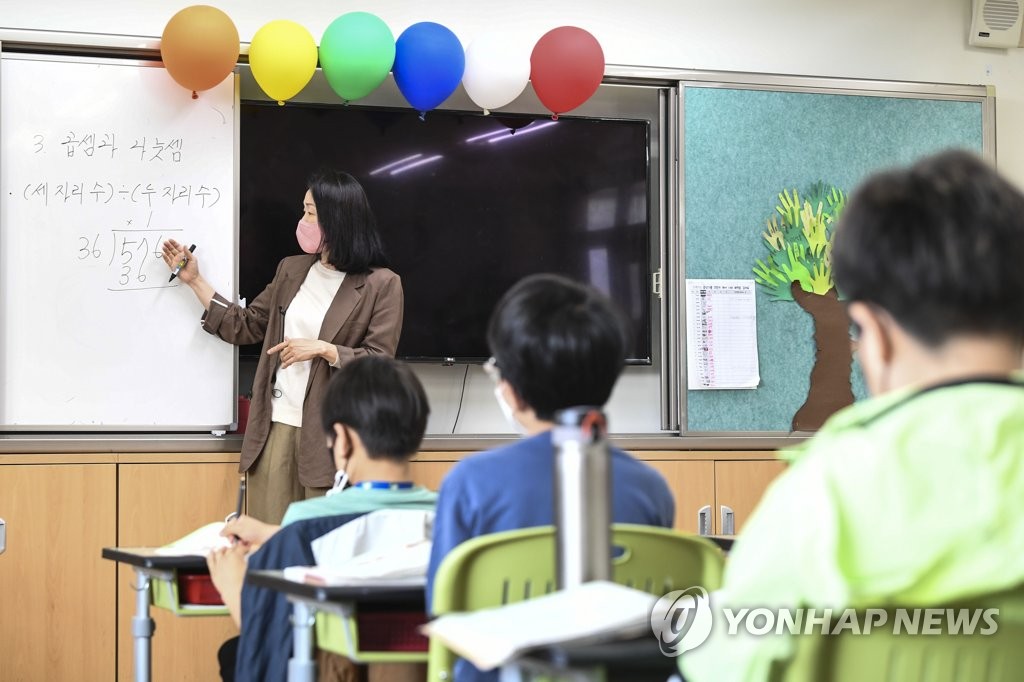 지난해 5월 2일 서울의 한 초등학교 학생들이 수업을 듣고 있다. [사진공동취재단. 연합뉴스 자료사진]
