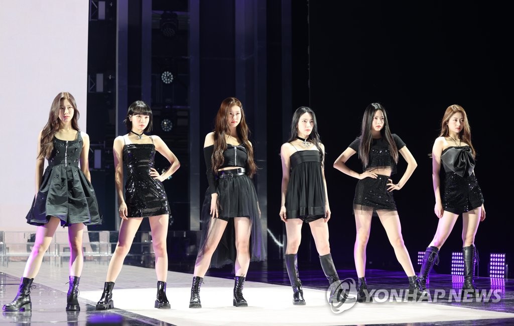 Le girls band de K-pop Le Sserafim lors d'un événement marquant ses débuts avec l'album «Fearless», au gymnase de Jangchung, dans le centre de Séoul, le lundi 2 mai 2022. 