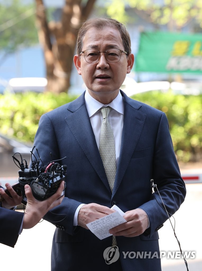 Le candidat au poste de ministre de l'Education, Kim In-chul, annonce son intention de démissionner devant son bureau temporaire à Séoul, le mardi 3 mai 2022. 
